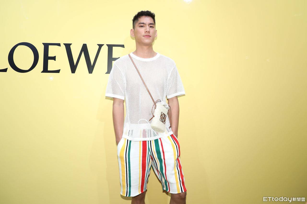 刘以豪“一片海芋”挡身前现身LOEWE　王柏杰自曝度假时“没在穿衣服”！ 时尚穿搭 图5张