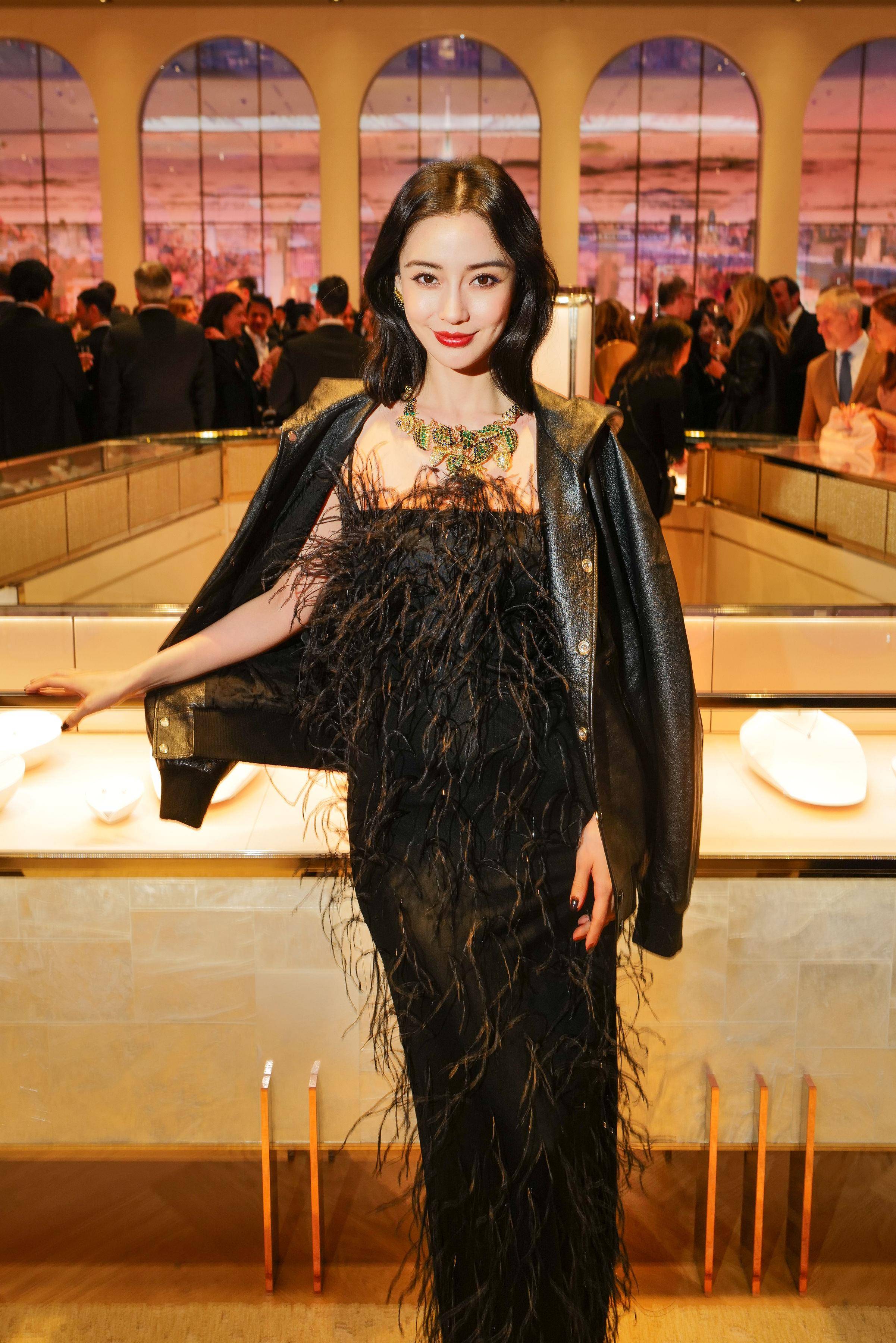 “花边教主”一侧身露美胸　4宝辣妈跑趴风头强压“神力女超人” 奢侈品牌 图4张