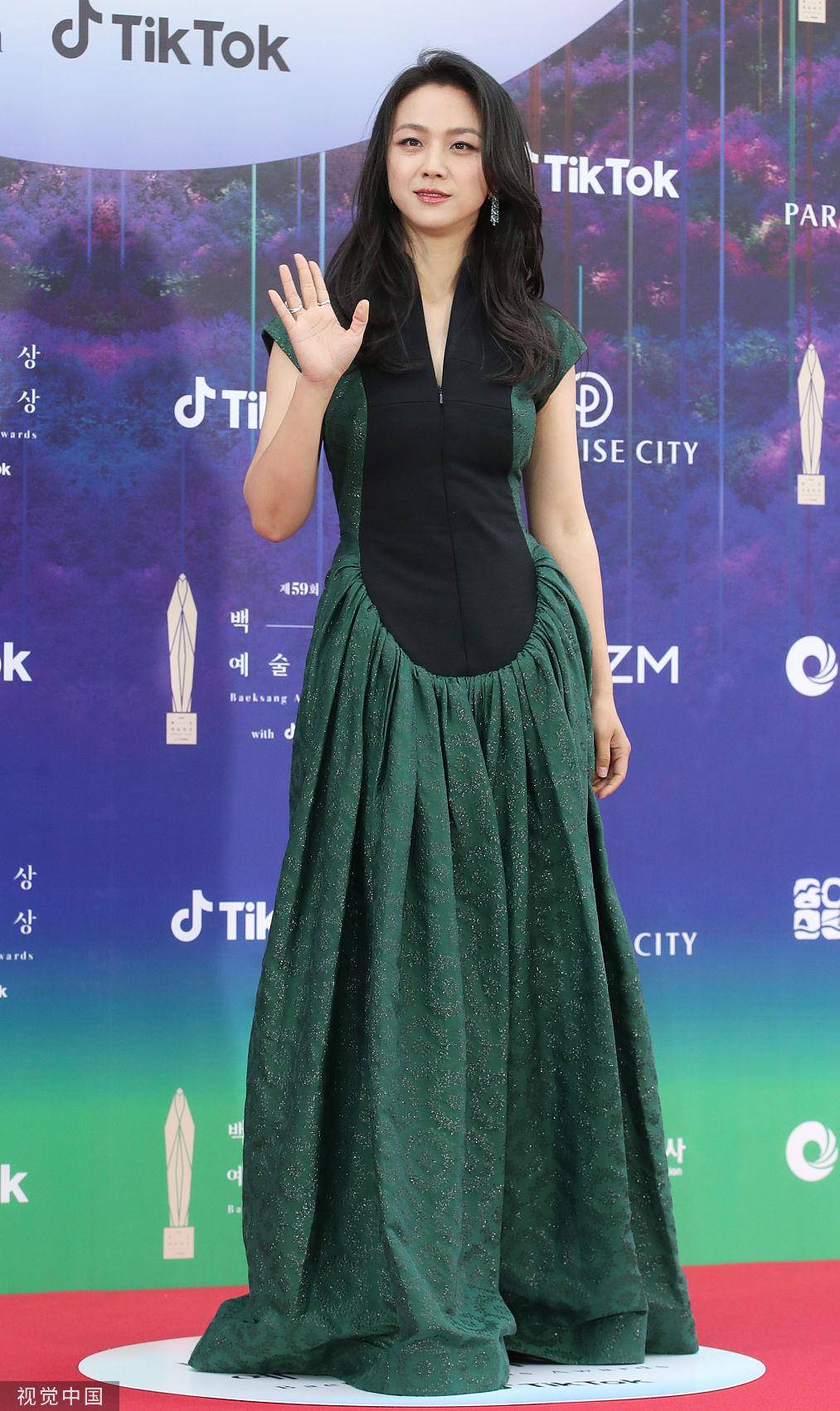 汤唯换上“透视星空裙”比百想战袍还仙！　女团级美貌撞脸Jisoo 名人名流 图1张