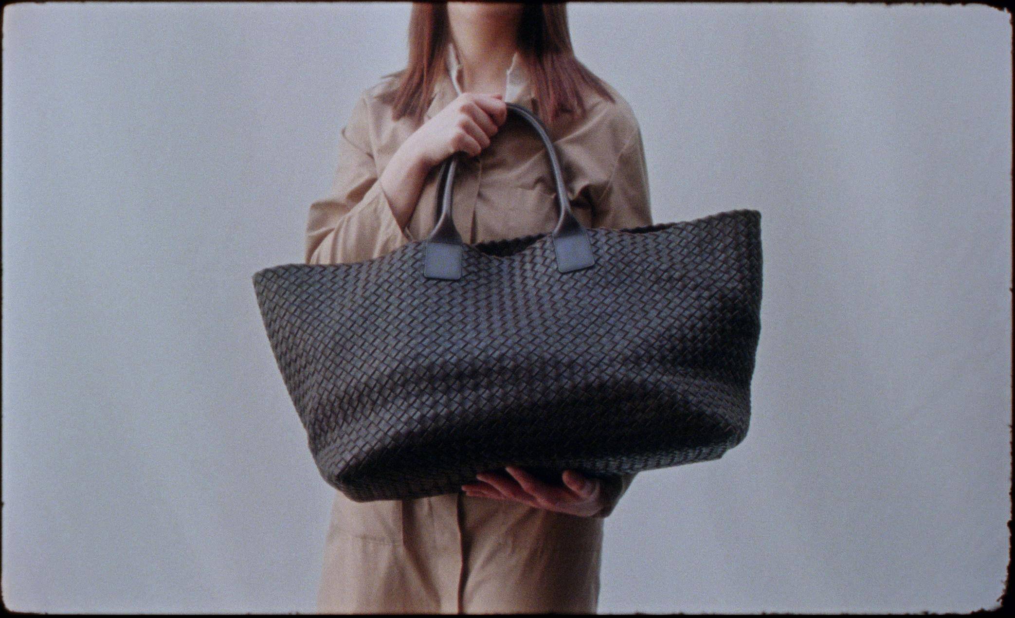 说・流行／Bottega Veneta终于打开工坊大门　献上“不败编织包”幕后工艺 时尚穿搭 图5张