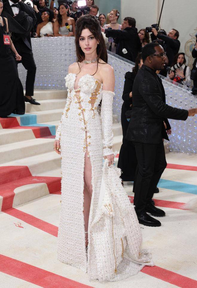 Met Gala／妮可基嫚穿19年前粉红羽毛礼服像仙女　安海瑟薇别针裙好危险 时尚穿搭 图2张