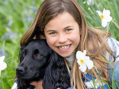 夏绿蒂公主紧抱爱犬过8岁生日 灿笑神复制老爸威廉