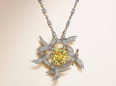 奥黛丽赫本戴过的Tiffany名钻5度变身　小鸟环绕拱128克拉黄钻