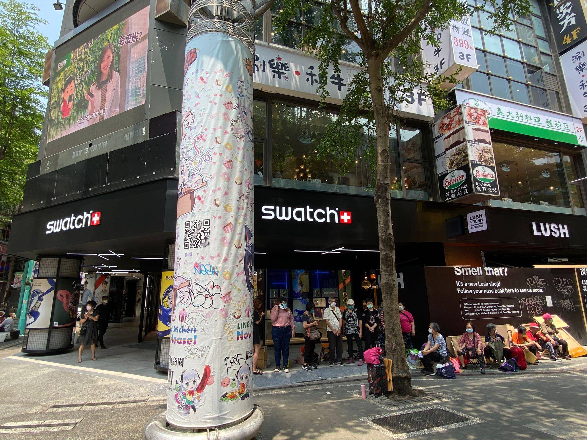 Swatch欧米茄联名表第二弹明晚开卖！　西门店外涌排队人潮　 最新资讯 图2张