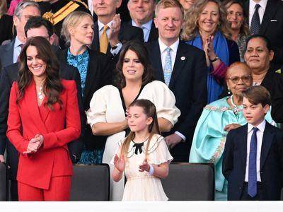 凯特王妃红吱吱赏加冕音乐会　凯蒂佩芮火辣金装飙唱