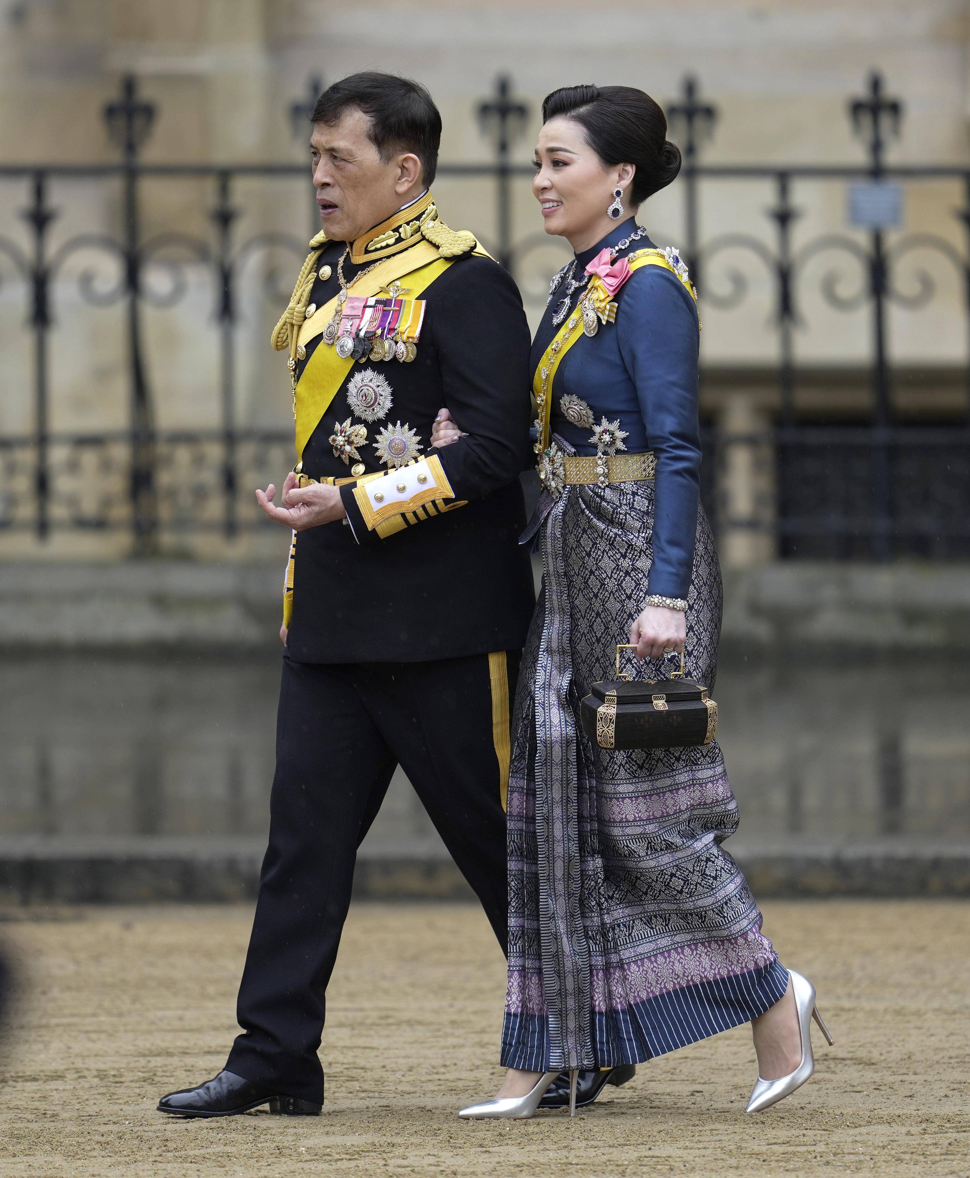 泰“宫斗”王后传统服饰惊艳加冕大典　摩纳哥王妃凸槌惨沦大只佬 时尚穿搭 图1张