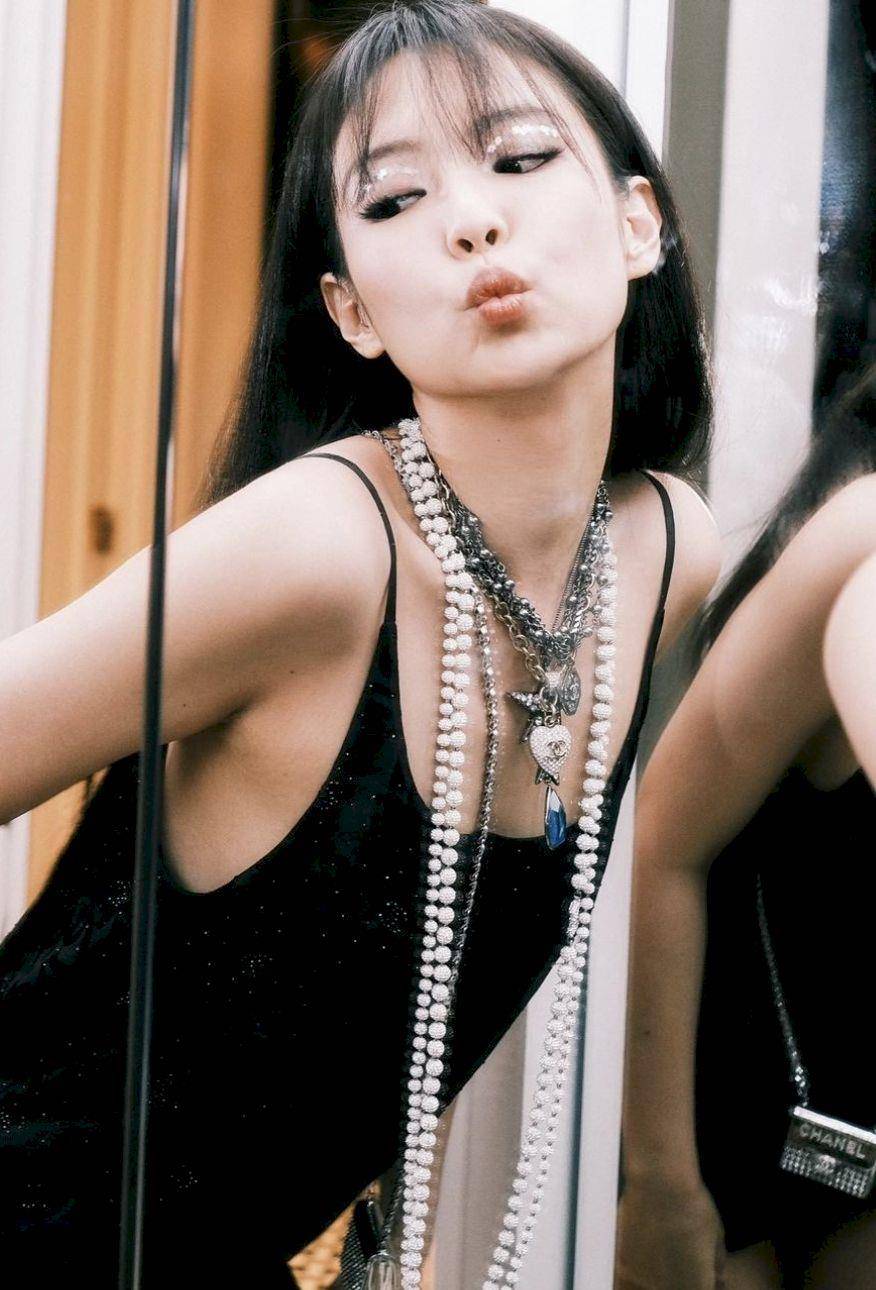 暗夜中的人间香奈儿！Jennie公开Met Gala“派对战袍”配长靴超性感 名人名流 图1张
