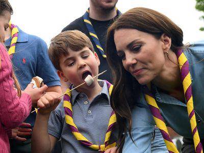 路易王子瞌睡虫跑了　大口吃棉花糖好乐