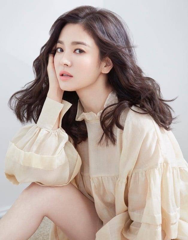 宋慧乔历年发型都是封神等级!公主切成经典、中分波浪根本仙女下凡 内容图4 潮正奢/潮品文/潮臻社-实时追踪全球最新奢侈品牌新闻资讯的官网站!
