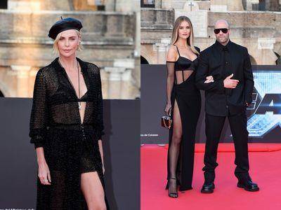 莎莉赛隆性感礼服泄47岁不老状态　杰森史塔森携辣模老婆同场放闪