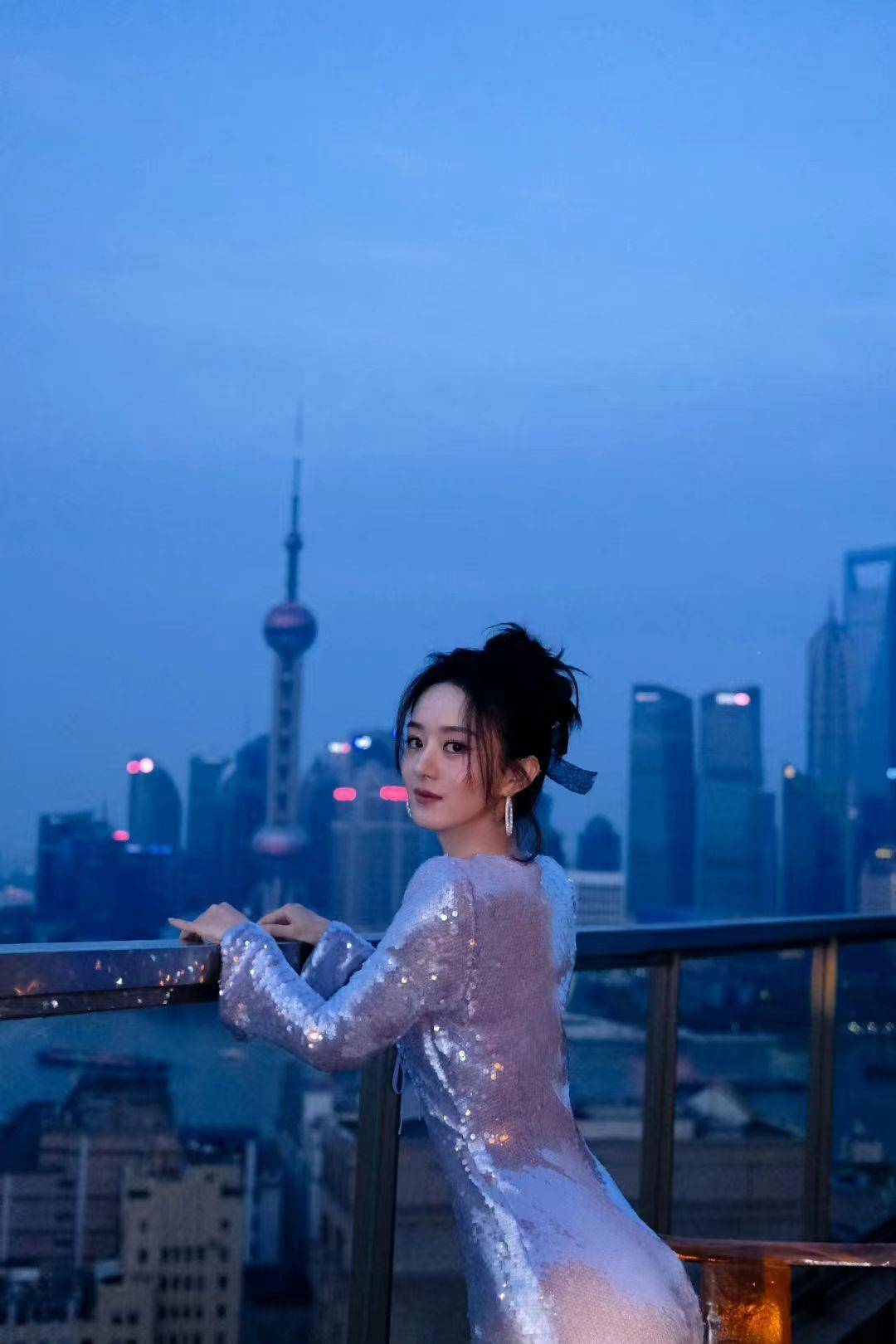 赵丽颖穿“中空液态裙”暗夜闪出仙女光！　完美腰臀比掀讨论 名人名流 图3张