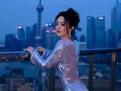 赵丽颖穿“中空液态裙”暗夜闪出仙女光！　完美腰臀比掀讨论