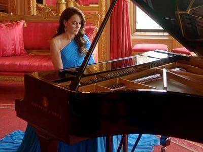 凯特王妃斜肩礼服上身弹琴　梦幻造型网狂赞“又美又有才”