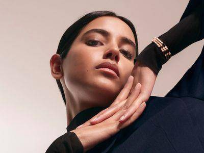 亮・珠宝／蜜蜂不只可爱还更摩登大胆　蜂巢宽版手环、六角钻放闪