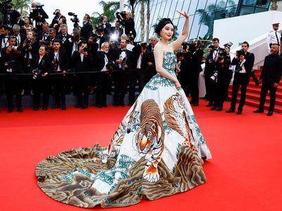 范冰冰“猛虎下山”礼服称霸坎城红毯　气势大胜前辈巩俐