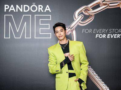 曹佑宁变行走“萤光棒”秀Pandora　一眼相中王净适合的手炼