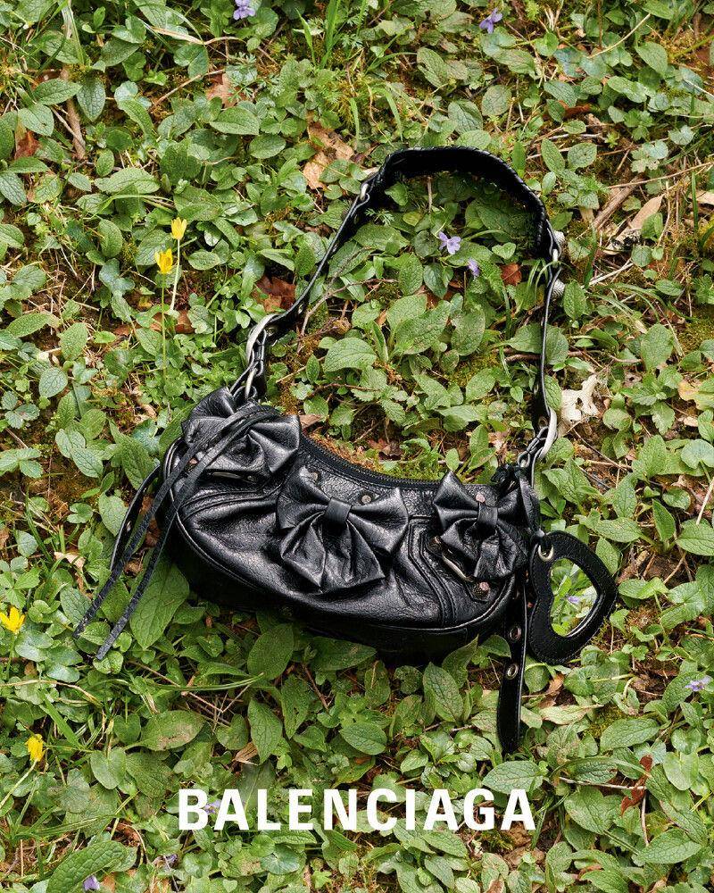 520送礼清单！Balenciaga节日限定蝴蝶结包、陈昊森演绎“Valentino粉” 时尚穿搭 图2张