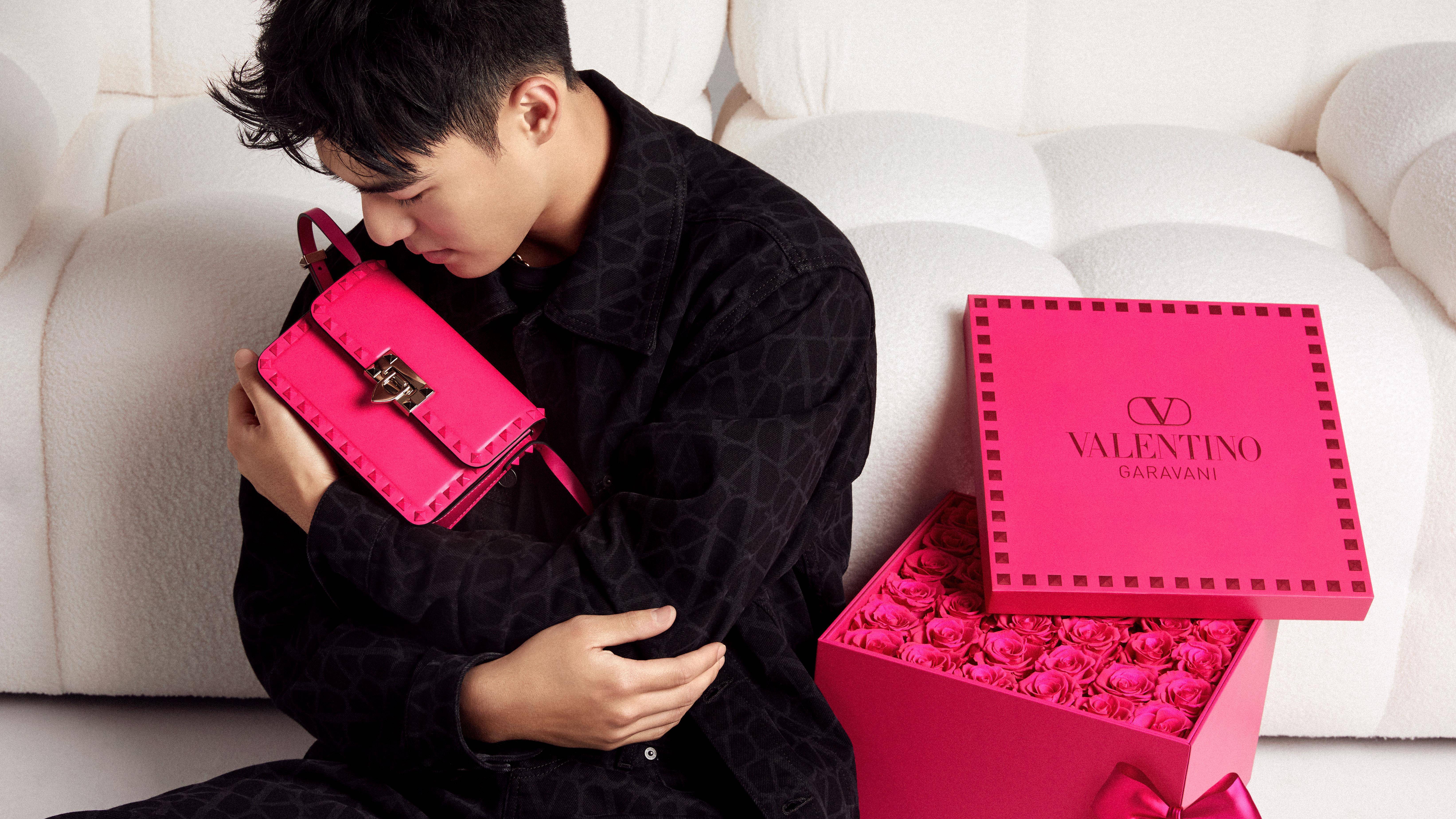 520送礼清单！Balenciaga节日限定蝴蝶结包、陈昊森演绎“Valentino粉” 时尚穿搭 图4张