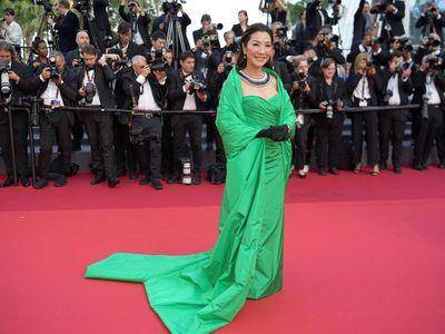 杨紫琼惨遭滑铁卢　裹绿床单走红毯挨批“历来最糟造型”