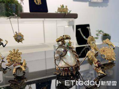 项炼弹出眼镜、坠饰拉出笔　藏家大方亮百年古董珠宝办展