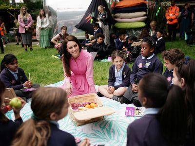 凯特王妃糖果粉洋装逛花园　少女感设计妈妈也有一件