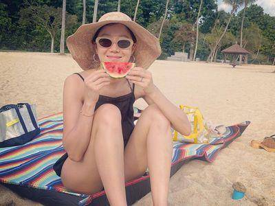 孔晓振日光浴晒大长腿　13万伯爵手环抢镜