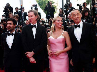 史嘉蕾乔韩森藏好身材　粉红装网批“被硬挺布料困住”