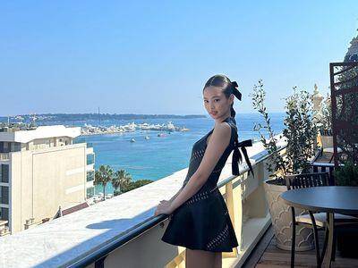 Jennie新剧挨批乏味至极 　继续甜笑扮俏丽公主秀美腿　