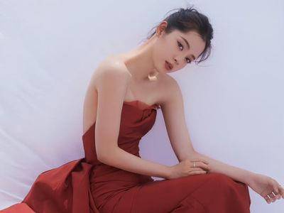 欧阳娜娜穿Jason Wu红裙成熟造型获好评！　勾勒绝美肩线气质满满