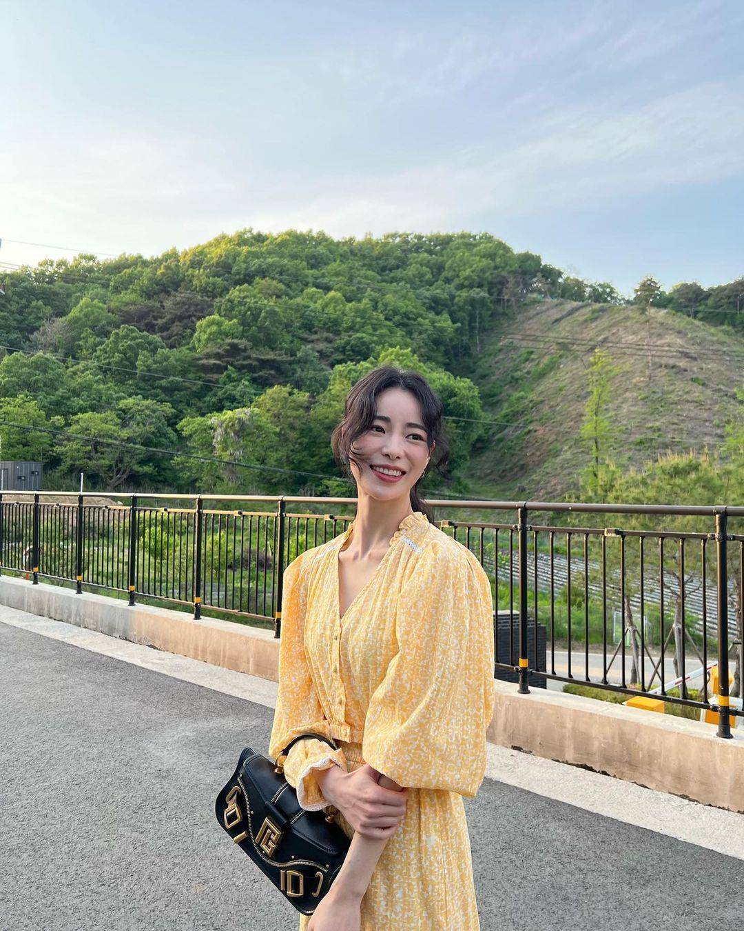《黑暗荣耀》林智妍背BALMAIN美包烧到网友　Dara手拎更梦幻版本 时尚穿搭 图1张