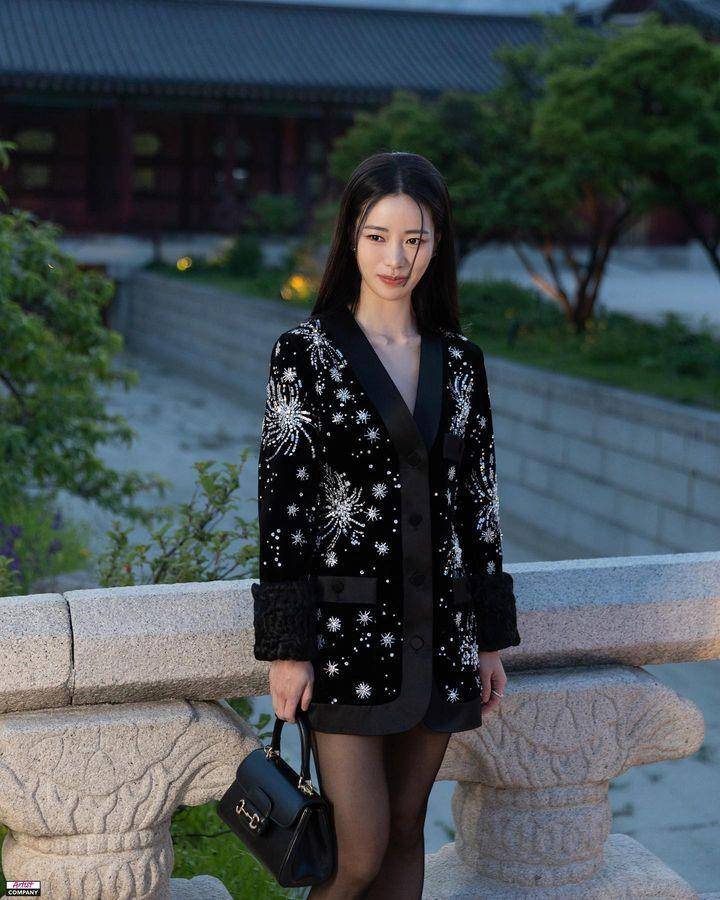 《黑暗荣耀》林智妍背BALMAIN美包烧到网友　Dara手拎更梦幻版本 时尚穿搭 图3张