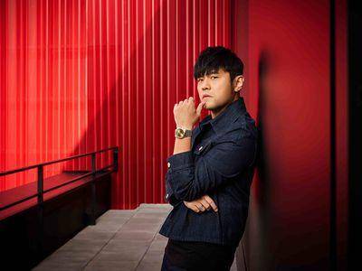 帝舵红表厂成周杰伦拍照热点　巧克力色新表上手很时髦