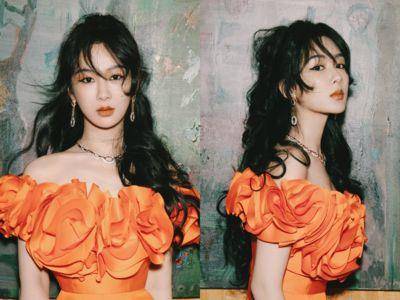 超大胆！杨紫穿亮橘花朵礼服美哭粉丝　羊毛卷又框眼线神秘感满分