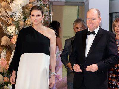 摩纳哥王妃不甩“大只佬”批评爱穿单肩礼服　网惊一件27万嫌贵