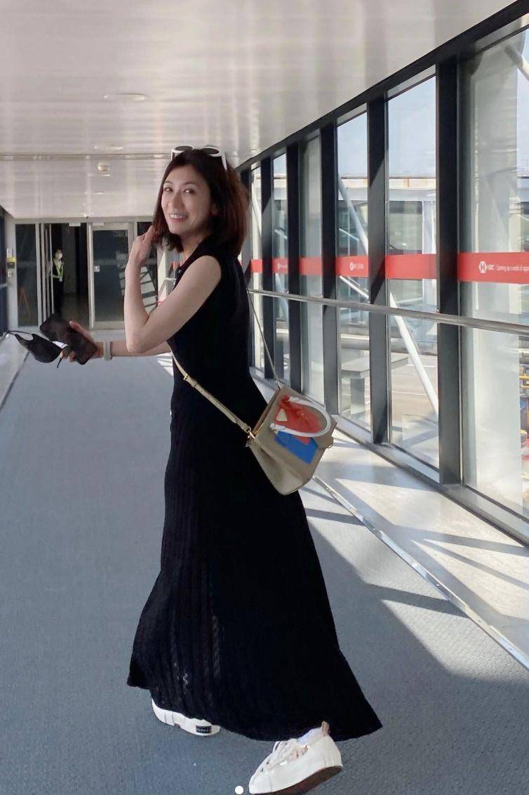 贾静雯为24万PRADA方包变“疯女子”！陈庭妮也爱Galleria全新撞色款 名人名流 图1张