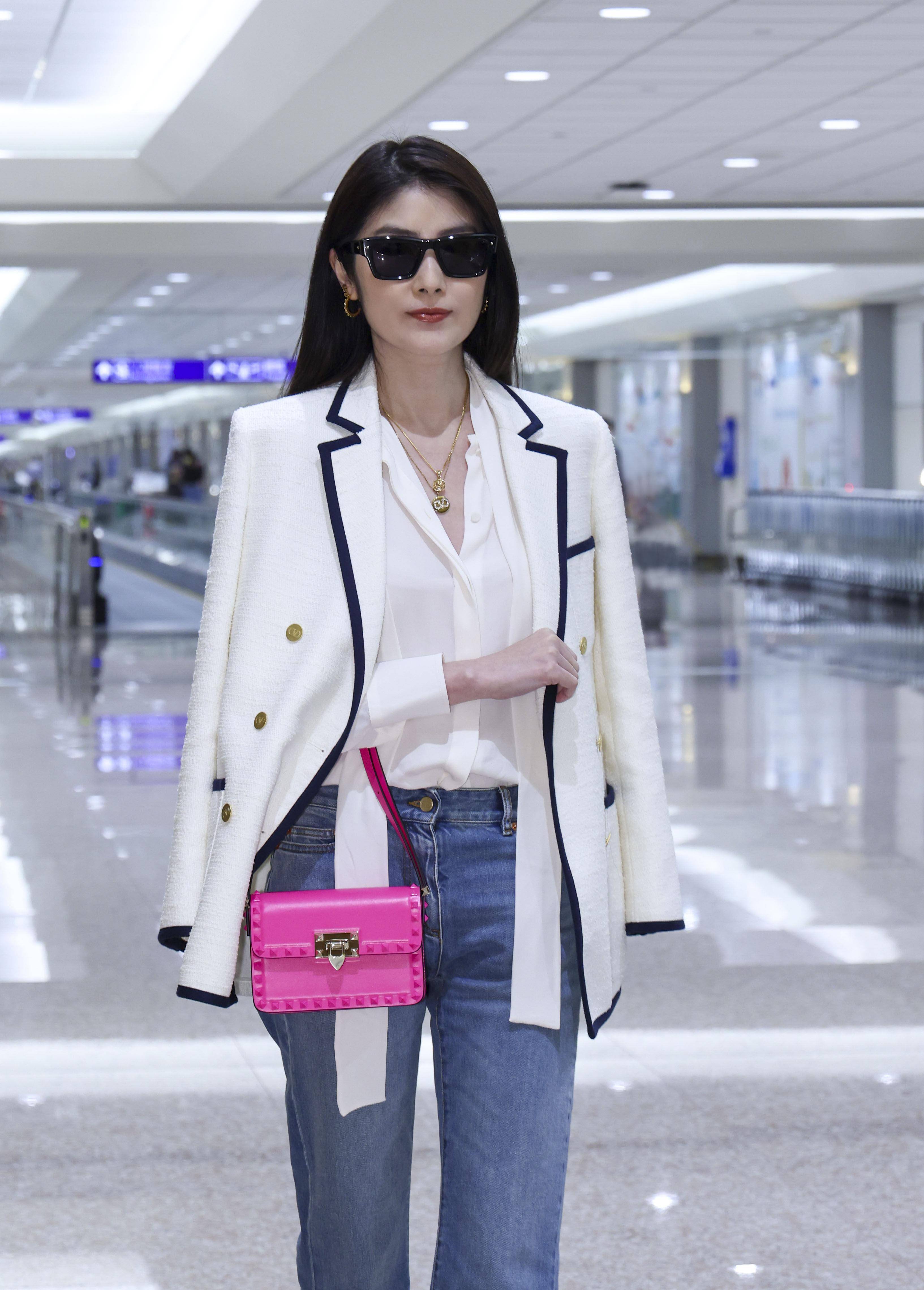 贾静雯为24万PRADA方包变“疯女子”！陈庭妮也爱Galleria全新撞色款 名人名流 图7张