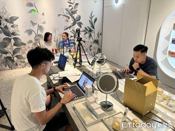 潮正奢网红直播邀香港第一名网红Vivi来台开卖美丽塑造　潮正奢严选大热销 最新资讯 图13张