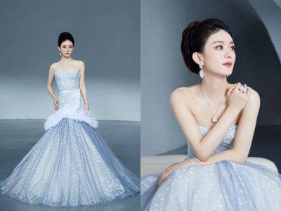 赵丽颖巴掌脸、直角肩太绝！驾驭银白鱼尾礼服宛如精灵下凡