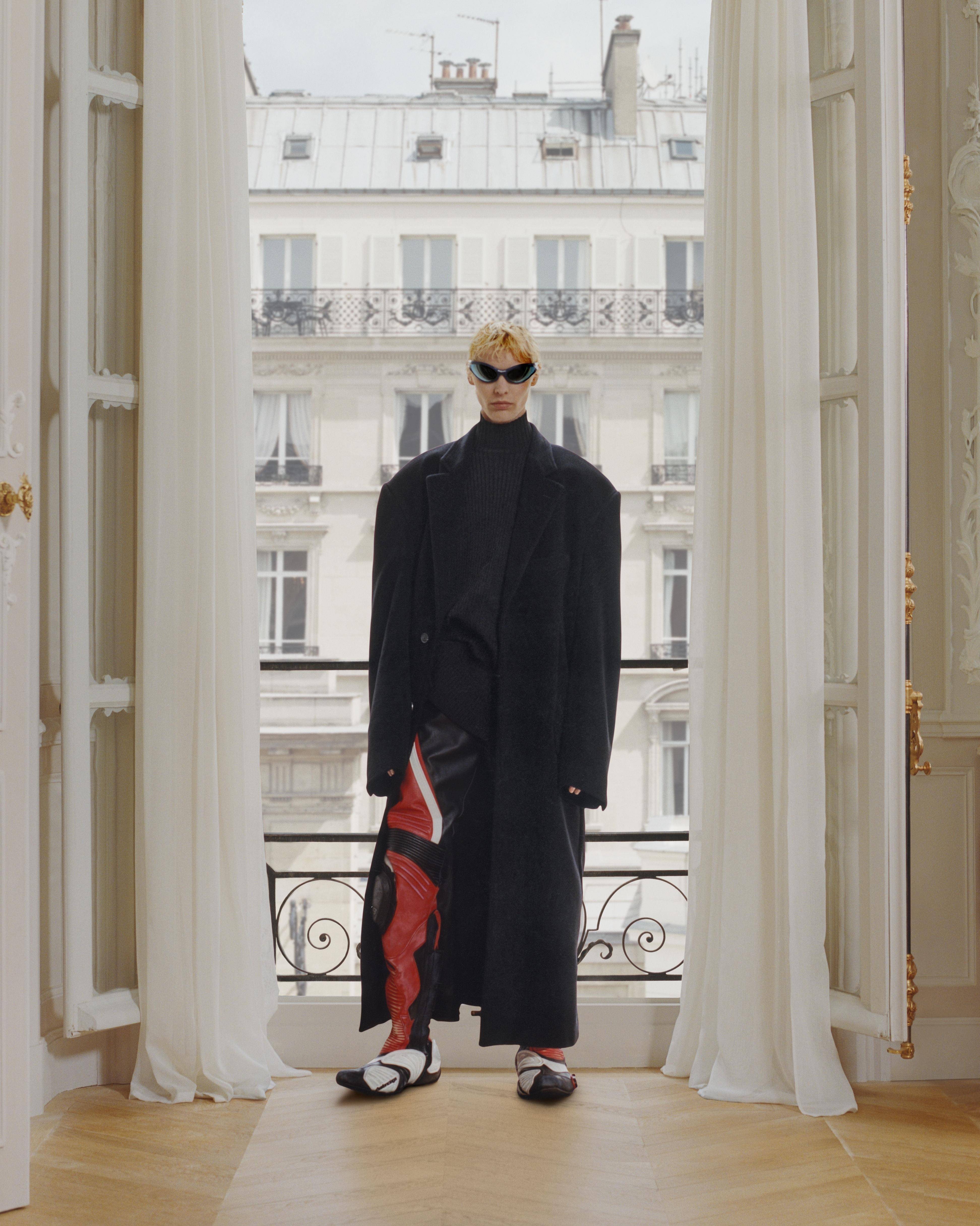 BALENCIAGA春季“Capital B”捕捉巴黎行人日常！　网状手袋、浴巾裙致敬生活 时尚穿搭 图4张