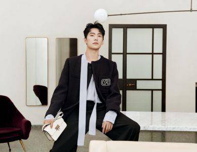 杨洋升格Valentino全新代言人！远赴罗马拍早秋形象“搭铆钉包帅炸”