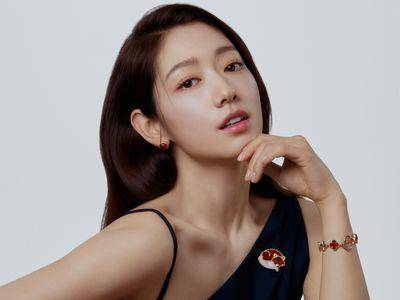 朴信惠幸运草珠宝加身如女神降临　红金配戒指两面戴添妙趣