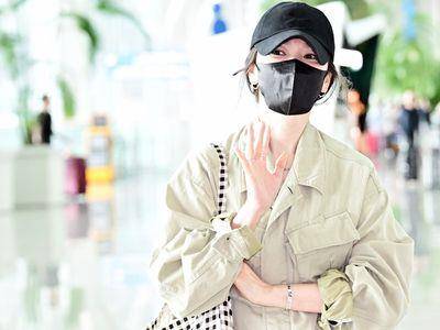 宋慧乔登机装露白皙美腿　巧搭118万珠宝衬视后风采