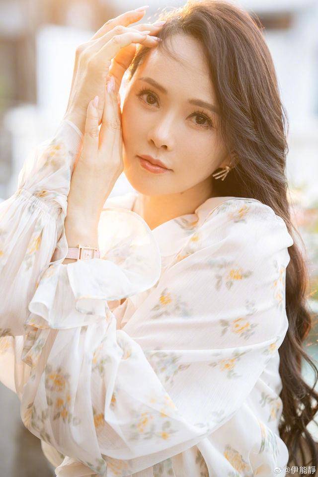 55岁伊能静纤长美腿秘诀！夏天也泡澡、搭配刮痧加强循环 最新资讯 图2张