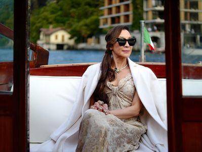 杨紫琼贵妇造型游湖美翻　黄X“权力套装”秀干练一面