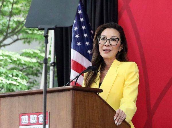 杨紫琼贵妇造型游湖美翻　黄X“权力套装”秀干练一面 名人名流 图4张