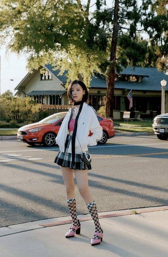 夏天必备Y2K上衣与格子百褶裙　跟着女团aespa、(G)I-DLE穿变美式辣妹 最新资讯 图5张