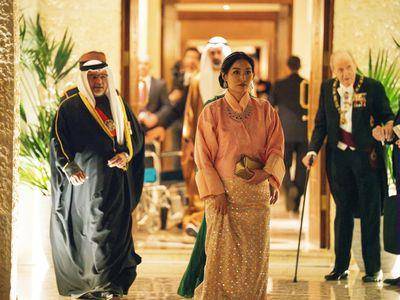 不丹王后传统服饰配精品包　2款手拿包轮替泄优雅品味