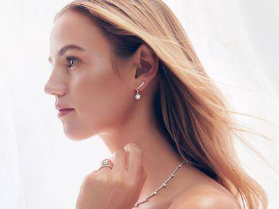 羽毛钻戒变魔术　Hearts On Fire套进单钻戒更闪亮