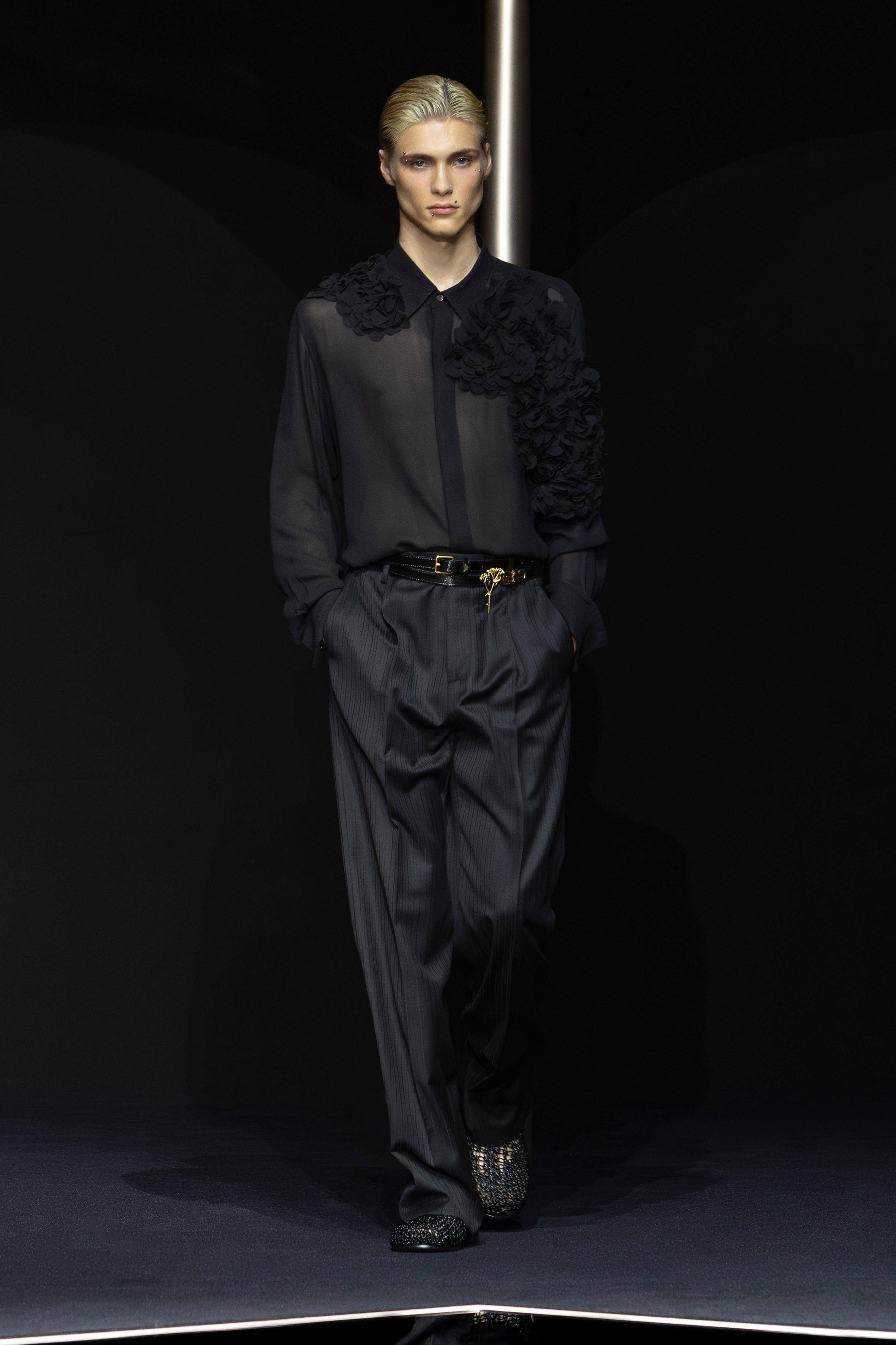 2024春夏男装周／GIORGIO ARMANI低领口好性感　BERLUTI包上有“鞋” 时尚穿搭 图9张