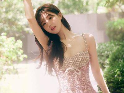 赵露思穿Valentino闪片裙甜成人间水蜜桃！　长腿直角肩齐发身材超好